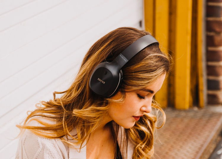 Edifier W800BT Plus em formato over-ear